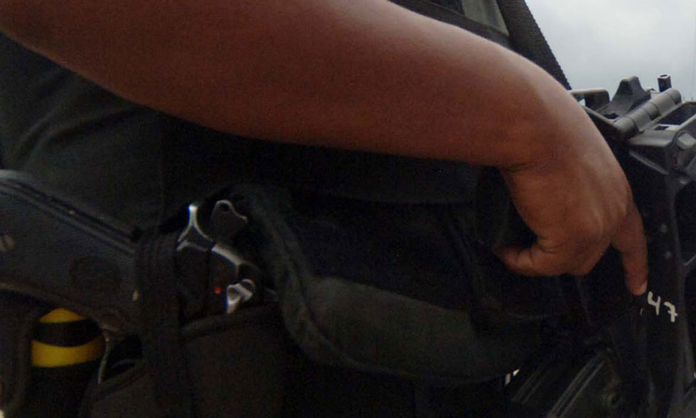 Policía sacó a jovencita de los separos para violarla