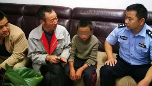 Niño se fuga de casa y sobrevive comiendo serpientes