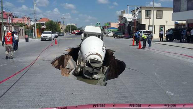 Camión se hunde en socavón en Reynosa