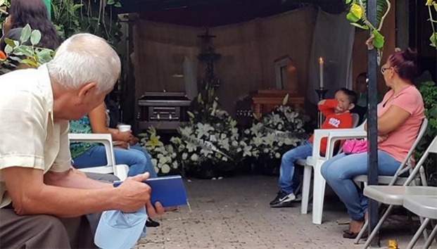 Velan a víctimas que cayeron a socavón