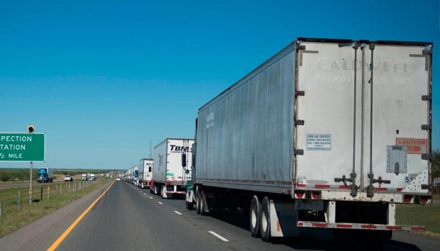 Rescatan a 17 inmigrantes de un contenedor en Texas