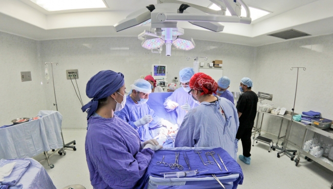 Cirujanos prefieren escuchar rock al realizar una operación