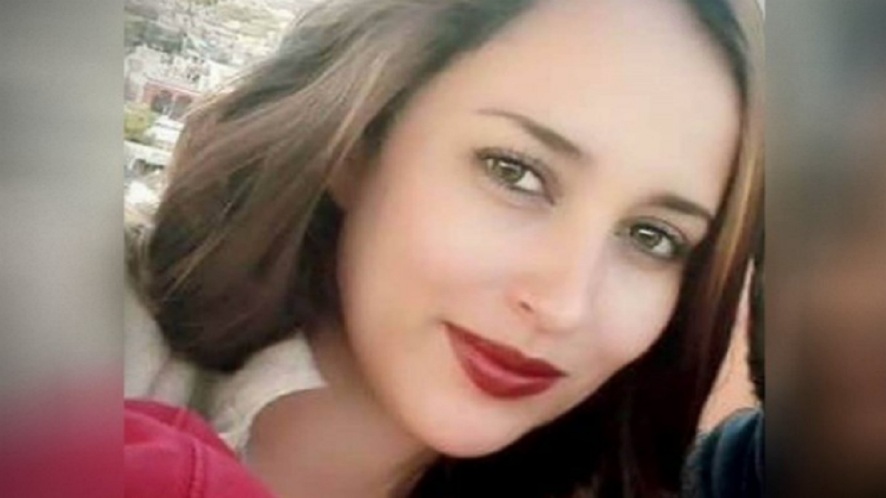 Mujer finge locura para evadir prisión por matar a su hijastra de 5 años