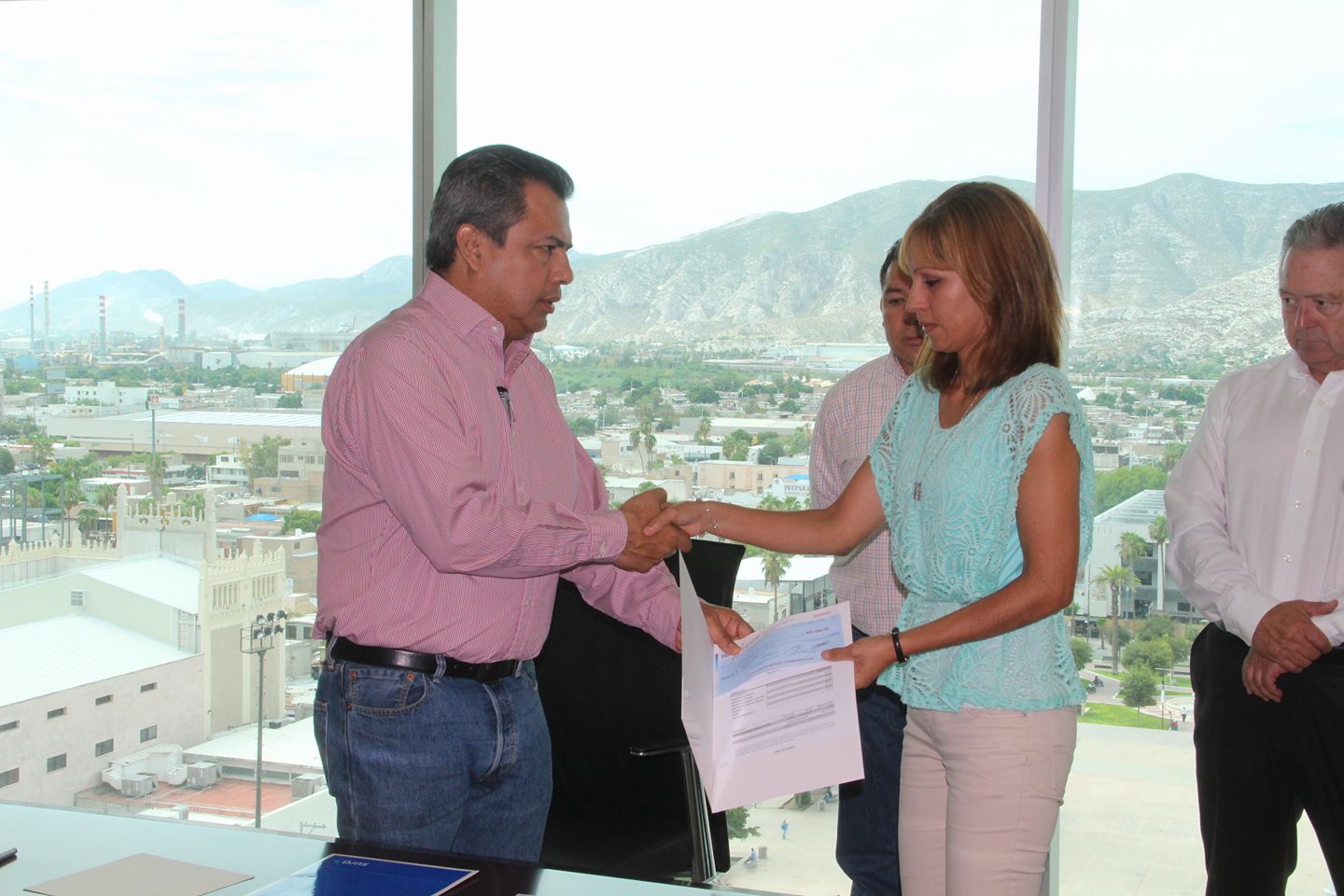 Entrega alcalde de Torreón seguro de vida a familiares de policías fallecidos