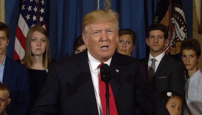 Trump condena violencia de neonazis y supremacistas