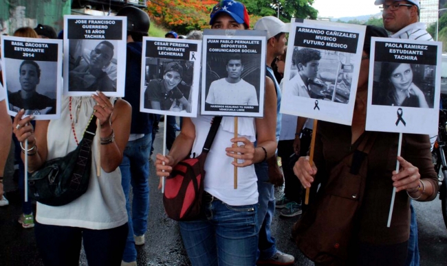 Fuerzas armadas de Venezuela atacan a los ojos a opositores de Maduro