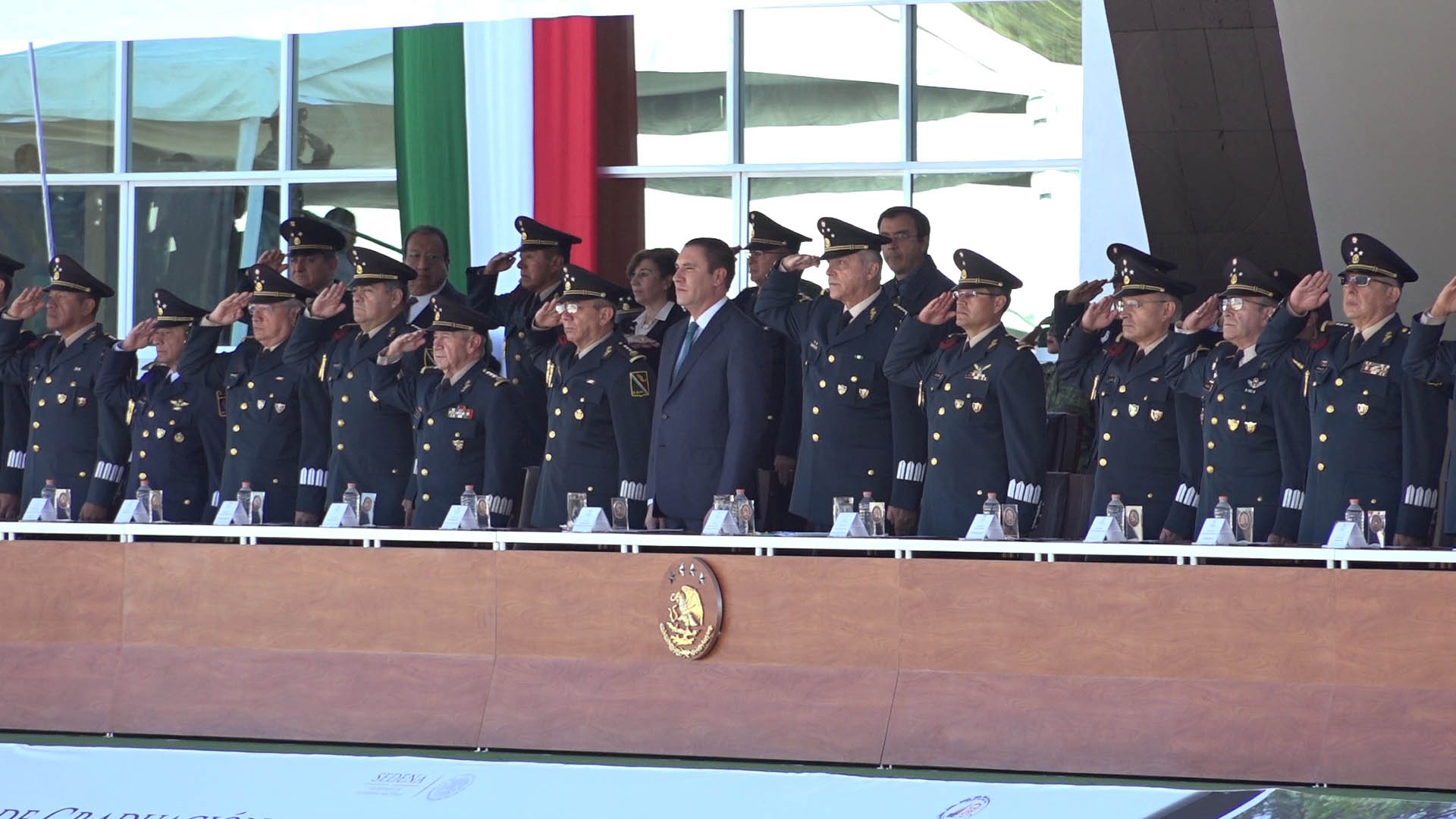 Secretario de la Defensa pide a militares graduados trabajar por México