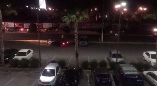VIDEO: Conductor arrolla a grupo de personas en plaza de Saltillo