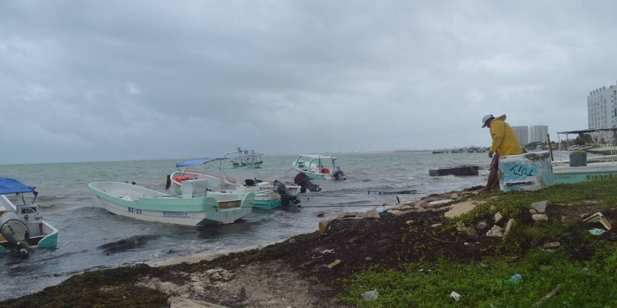 Osorio Chong pide estar atentos ante el paso de Franklin por Quintana Roo