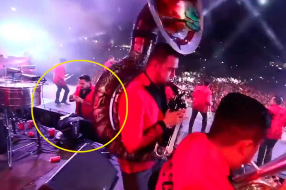 Vocalista de Banda MS esnifa sospechosa sustancia en pleno concierto(VIDEO)