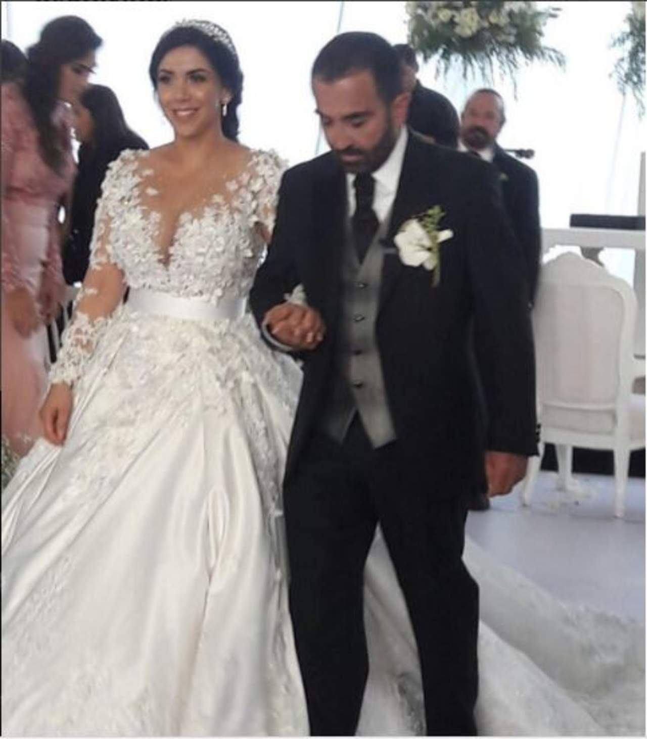 Vicente Fernández brilla por su ausencia en boda de su hijo