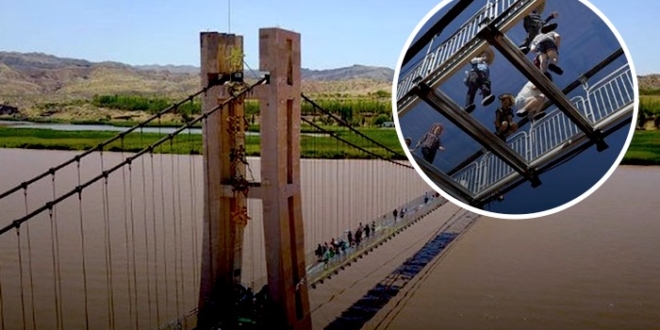 Estrenan puente con piso de cristal en China