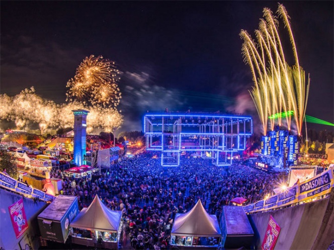 Mujer da a luz en festival de música; bebé recibirá boleto vitalicio