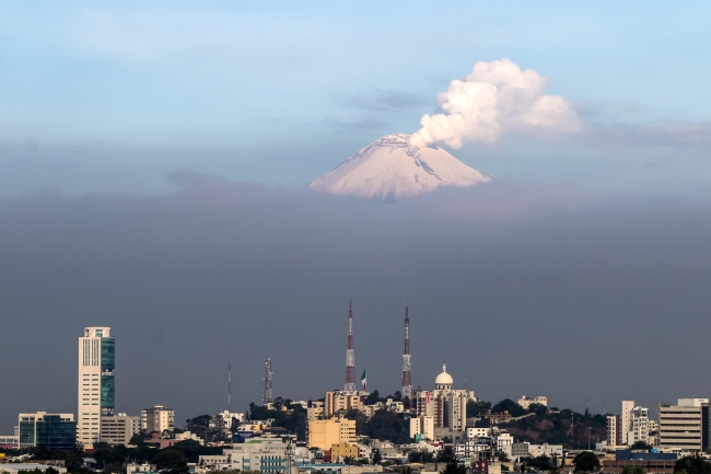 Volcán Popocatépetl con fumarola de dos kilómetros