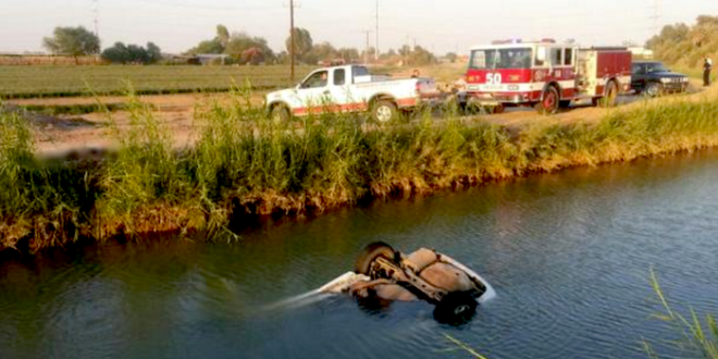 Familia muere al escapar de un choque y caer en un canal