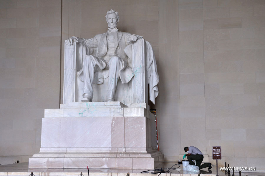 Vandalizan monumento a Lincoln en Washington
