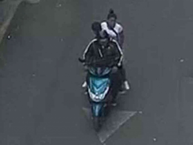 A bordo de motoneta, familia con todo e hijo, ejecuta a dos