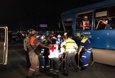 Muere mujer en colisión entre autobús urbano y tráiler en carr. Monterrey-Saltillo