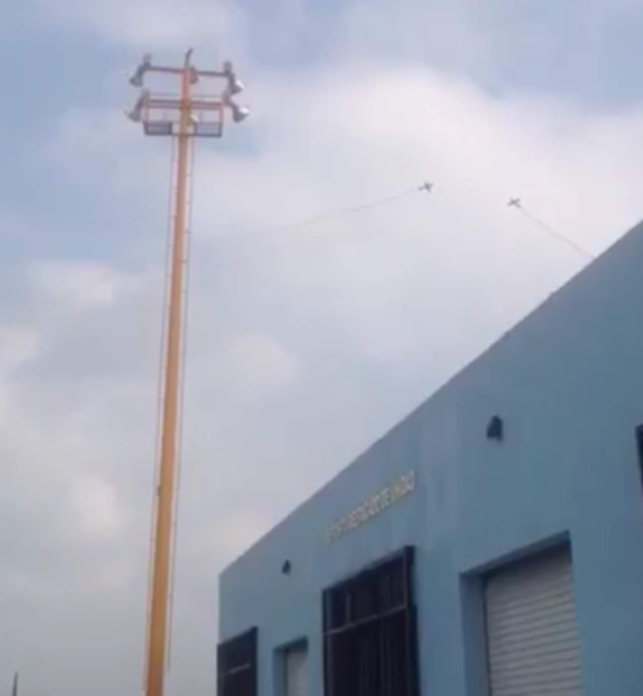 Colisionan aeronaves en base militar; pilotos saltan en paracaídas