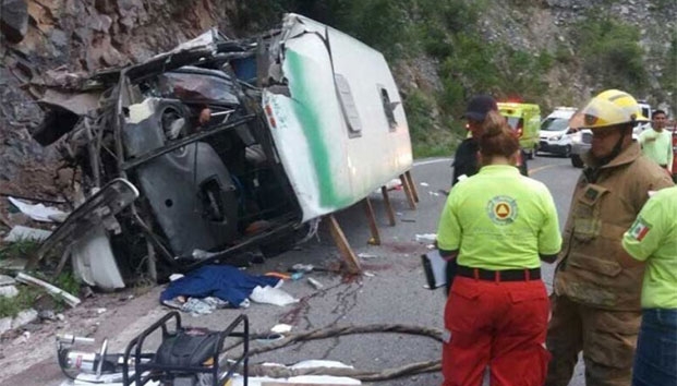 Mueren 4 pasajeros al estrellarse autobús en NL