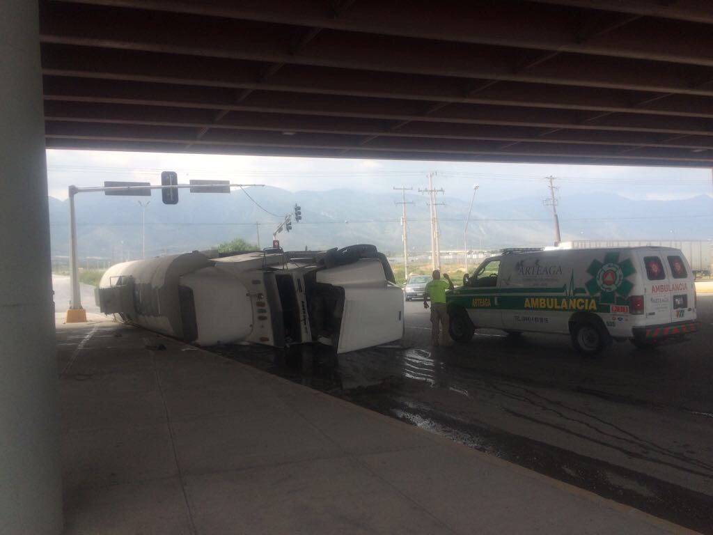 Vuelca trailero en Fundadores por circular a exceso de velocidad