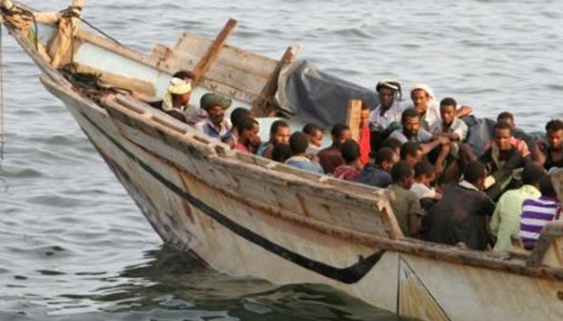 Mueren 5 entre otros 180 migrantes arrojados al mar por traficantes de personas