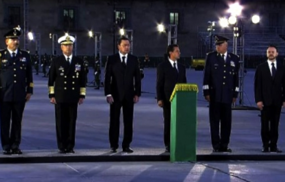 Peña Nieto encabeza ceremonia de izamiento de Bandera por sismo del 85