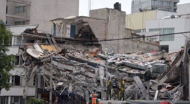 Sube a 250 el número de muertos por sismo de 7.1