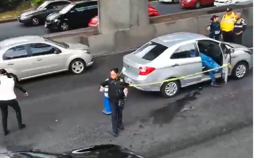 Acribillan a hombre en auto en CDMX