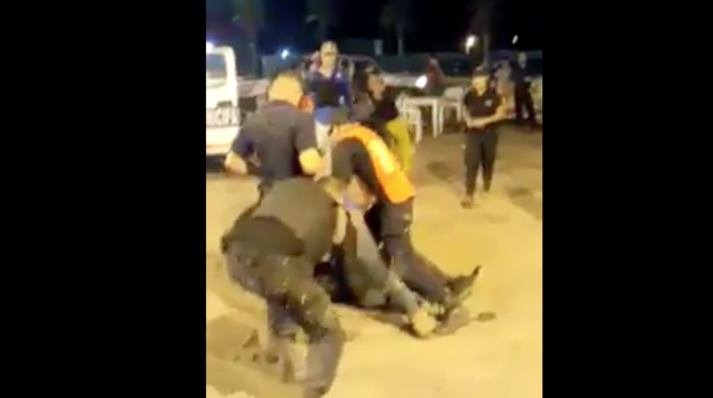 Policías municipales de Sabinas dan <br>brutal golpiza a hombre para someterlo