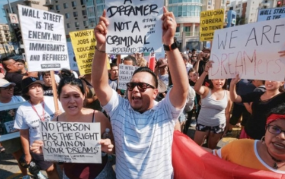 “Dreamers” demandan a Trump por terminar con el programa migratorio
