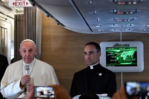 En vuelo a Colombia el Papa pide “diálogo con todos” en Venezuela