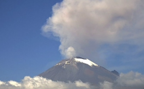 Popocatépetl emite fumarola de mil 400 metros