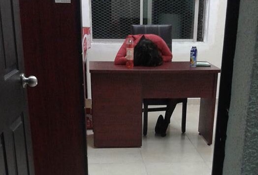 Así trabaja la policía de Saltillo; <br>captan a oficial dormido