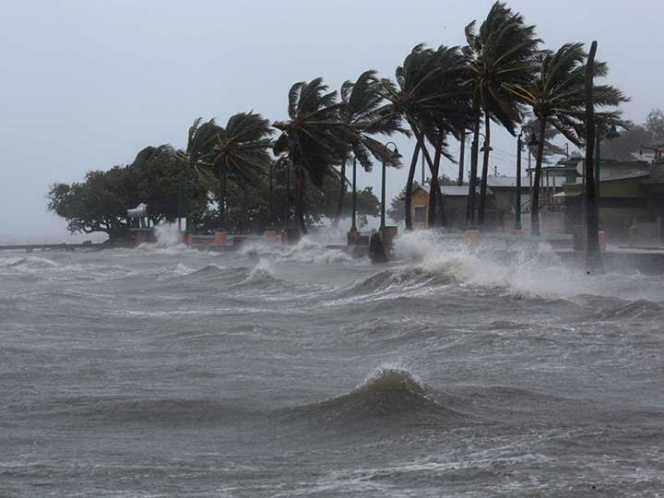 Huracán María recupera categoría 5 rumbo a Puerto Rico tras devastar Dominica