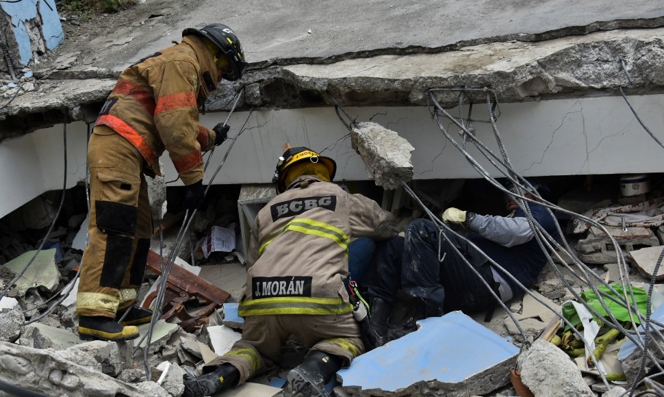 Desesperada búsqueda de sobrevivientes tres días después del terremoto