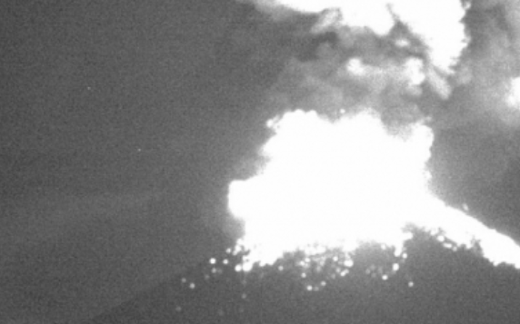 Popocatépetl emite fumarola y cae ceniza en el Estado de México