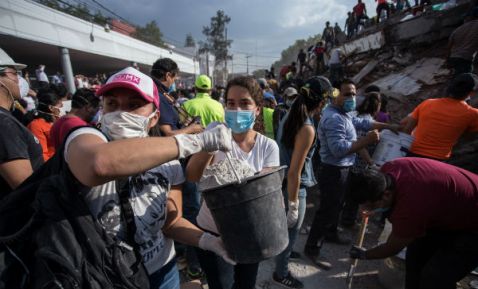 Prensa británica destaca solidaridad de mexicanos en labor de rescate