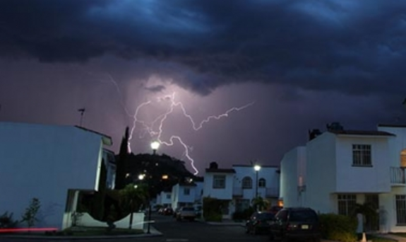 La cama, el lugar más seguro para resguardarse de una tormenta eléctrica