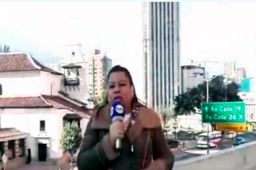 VIDEO:Periodista confunde el papamóvil con el batimóvil y se vuelve viral
