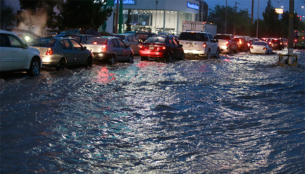 Azota fuerte lluvia a Saltillo