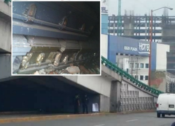 Descubren 17 ataúdes en boquete de puente vehicular