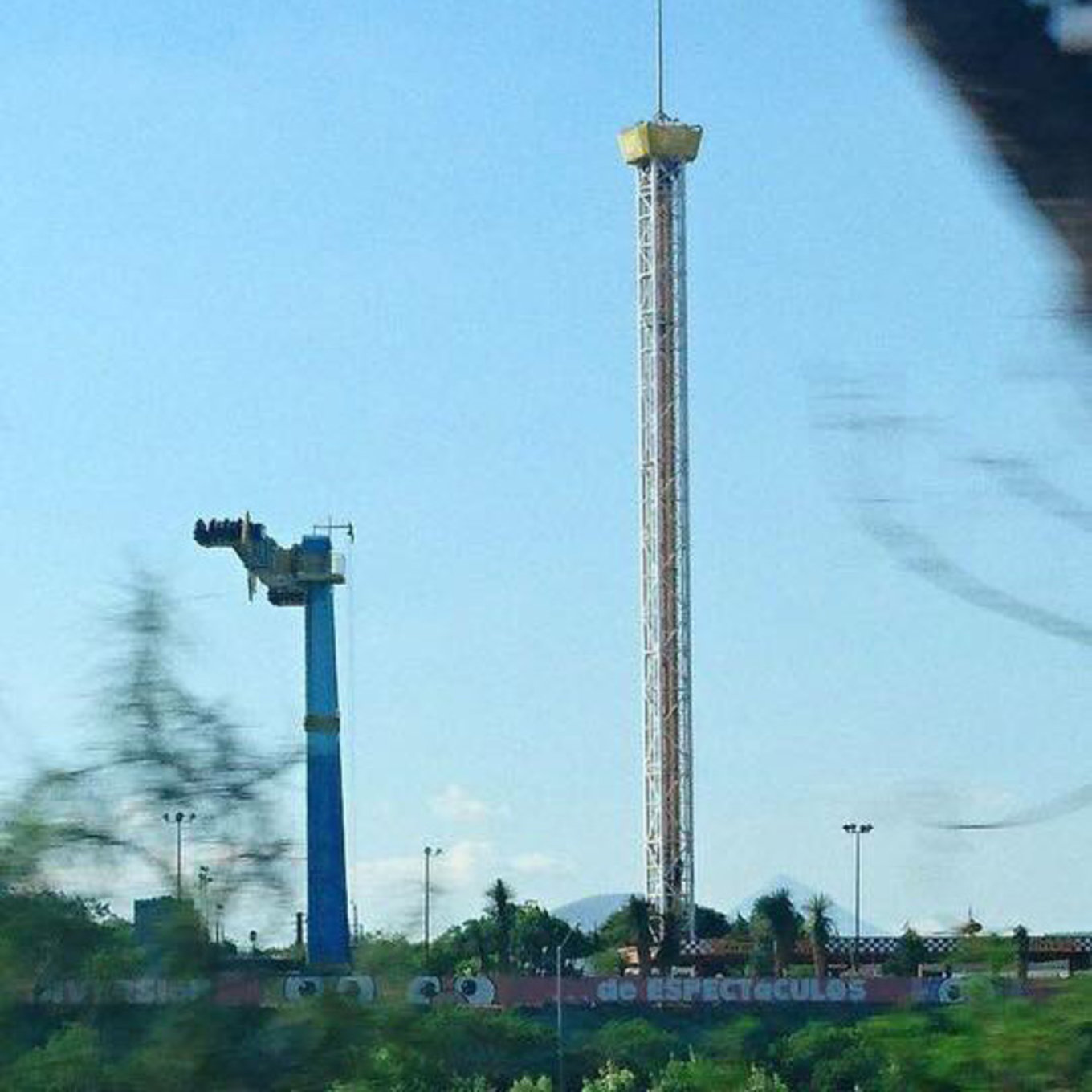 Quedan atrapados en juego mecánico durante apagón en Monterrey