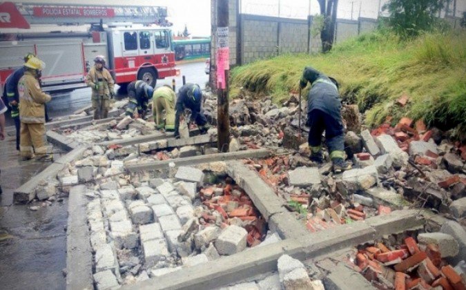 Madre muere aplastada por una barda al salvar a sus hijos