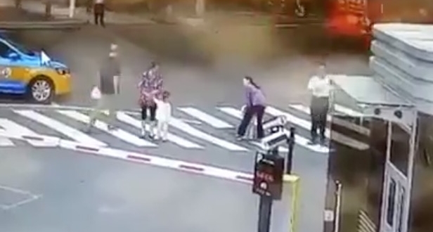 VIDEO: Abuela permite que su nieto se detenga a media calle; los atropellan