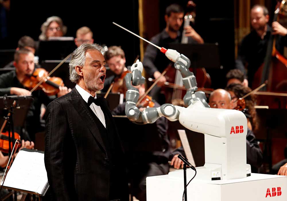 Robot dirige ópera con Andrea Bocelli
