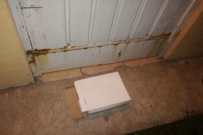 Madre deja a su bebé en la puerta de una casa con dramática carta