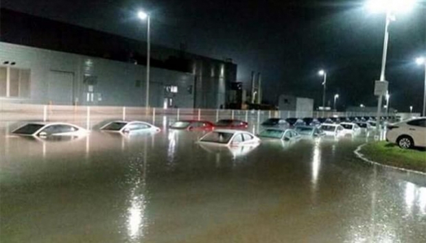 Deja lluvia zonas inundadas y caos vial en Monterrey