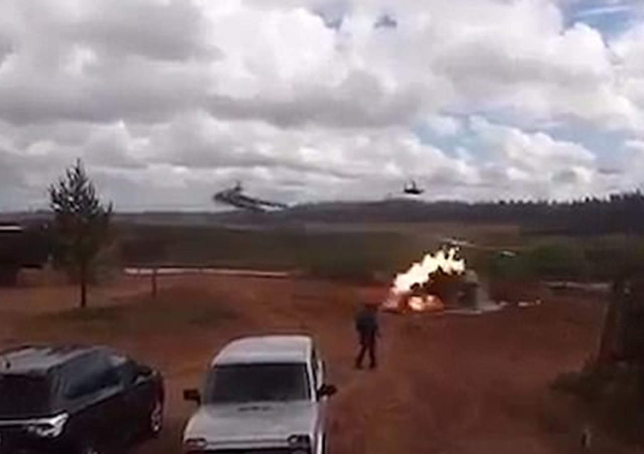 VIDEO:Helicóptero militar dispara por accidente;dos heridos