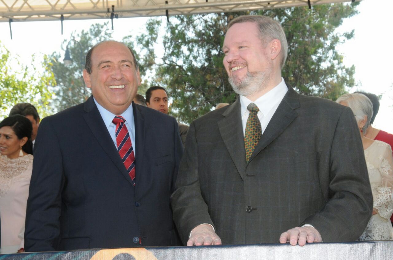 Encabeza Rubén desfile por aniversario de <br>Independencia; Cónsul de EU lo acompaña